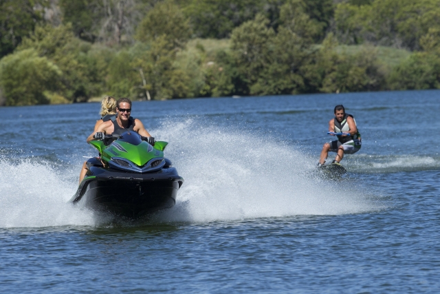  Wasserski fahren vom Jetski aus 